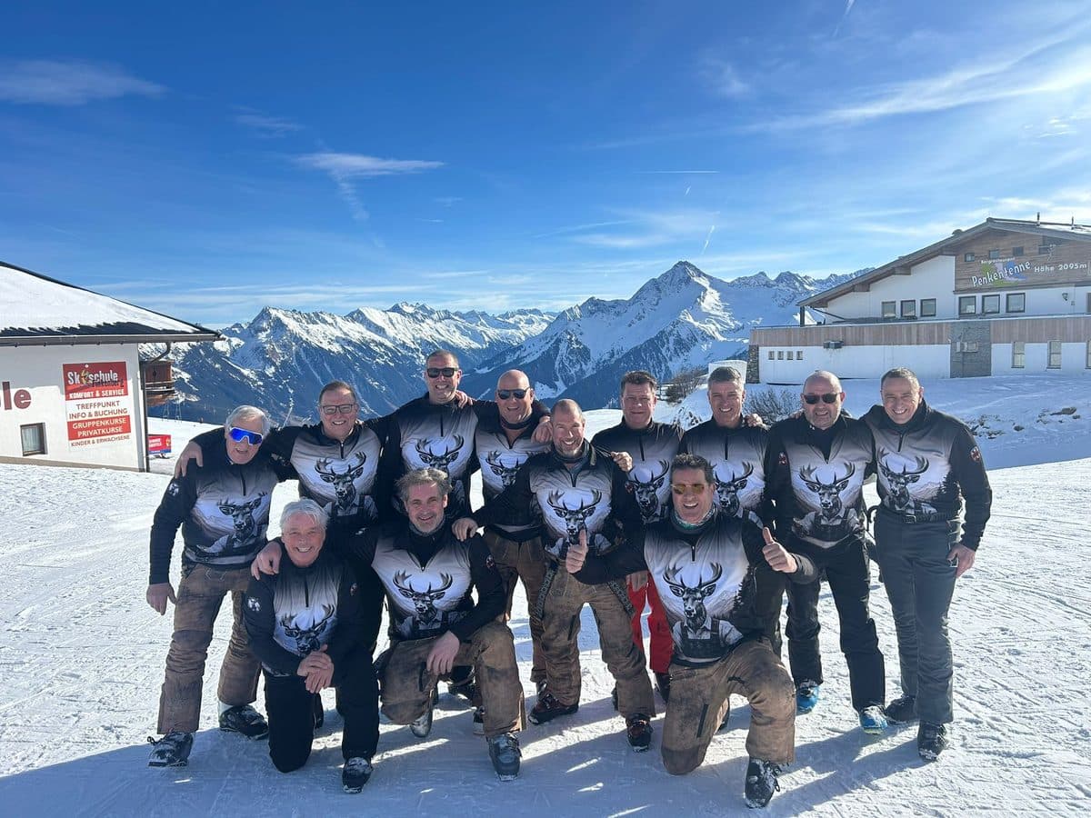 Skiverein in passenden GUTSKI Skipullovern auf der Piste in den Alpen