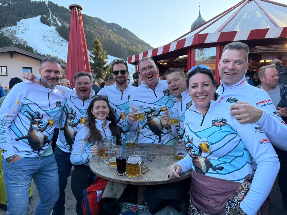 Freundesgruppe in GUTSKI Skipullovern in der Après-Ski-Bar