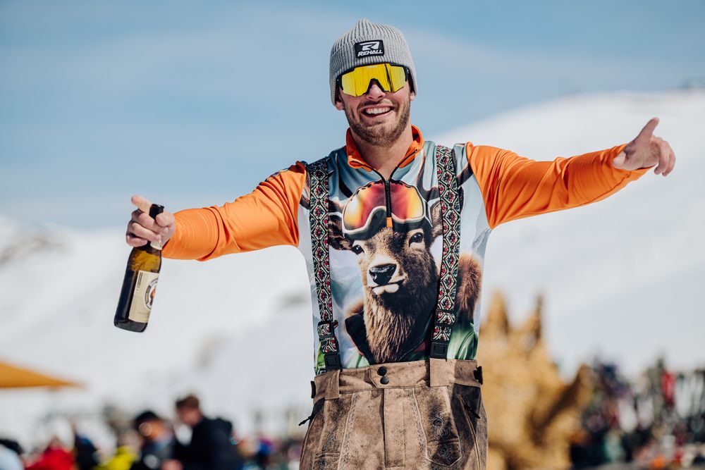 Nahaufnahme des angerauten Stoffs eines GUTSKI Skipullovers im Schnee