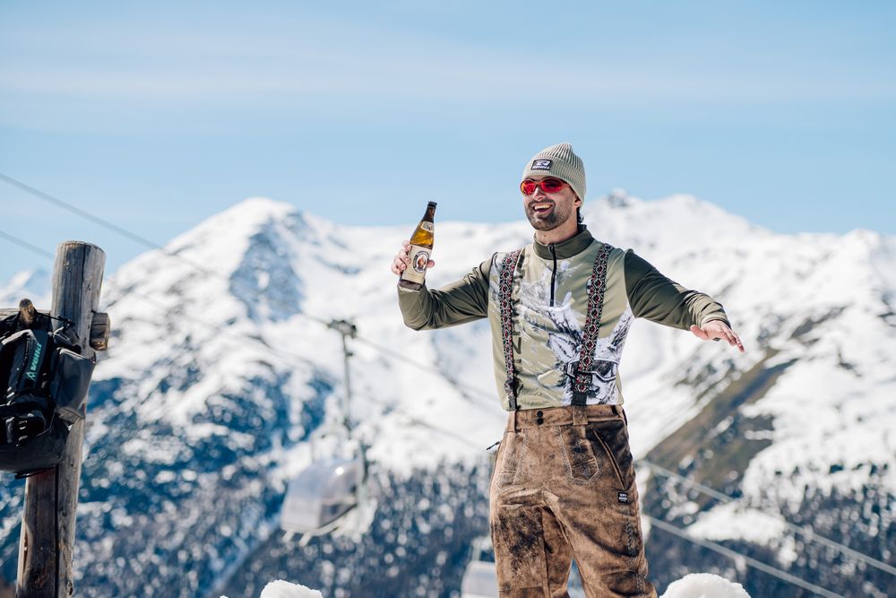 Groep in bijpassende GUTSKI skipullies op het bergterras